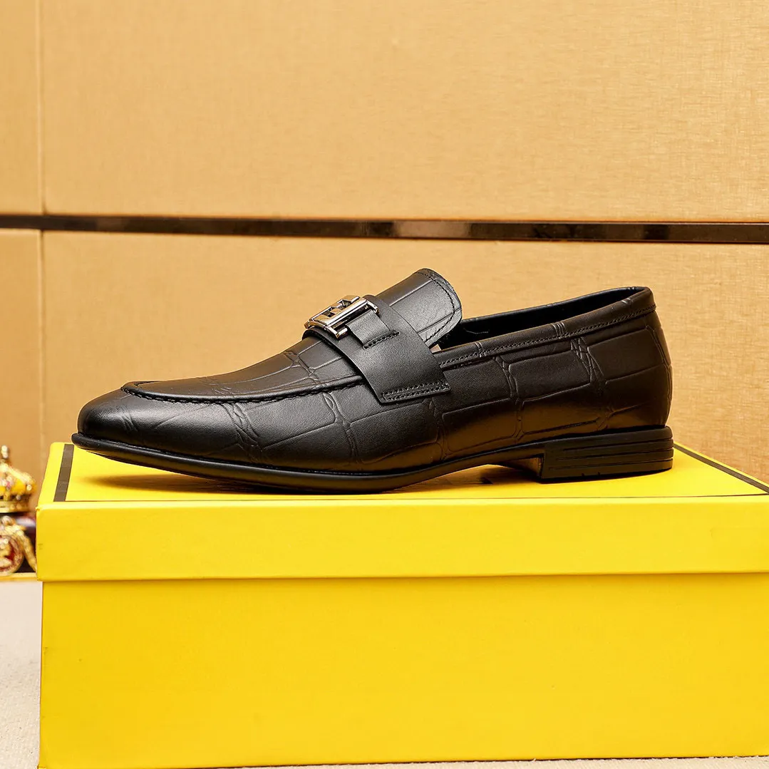 Men's shoes 💰460 💐 Product trademark: FENDI [Fendi] casual leather shoes Regular size: 39-44 (38.45🉑️customized) Product materials: Selected imported first-layer calfskin embossed upper + luxury hardware buckle, imported cowhide leather lining. Strong three-dimensional visual effect, original outsole color: 1⃣️color optional